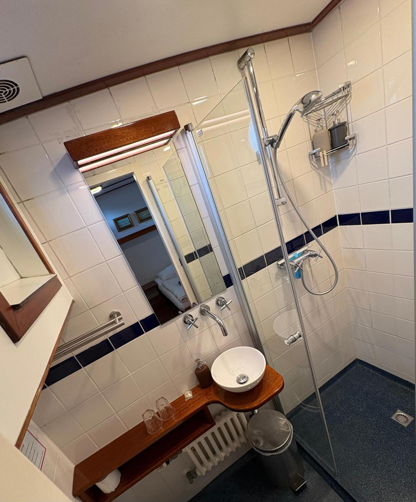 Hotelboot Zwaan Hotel Amsterdam