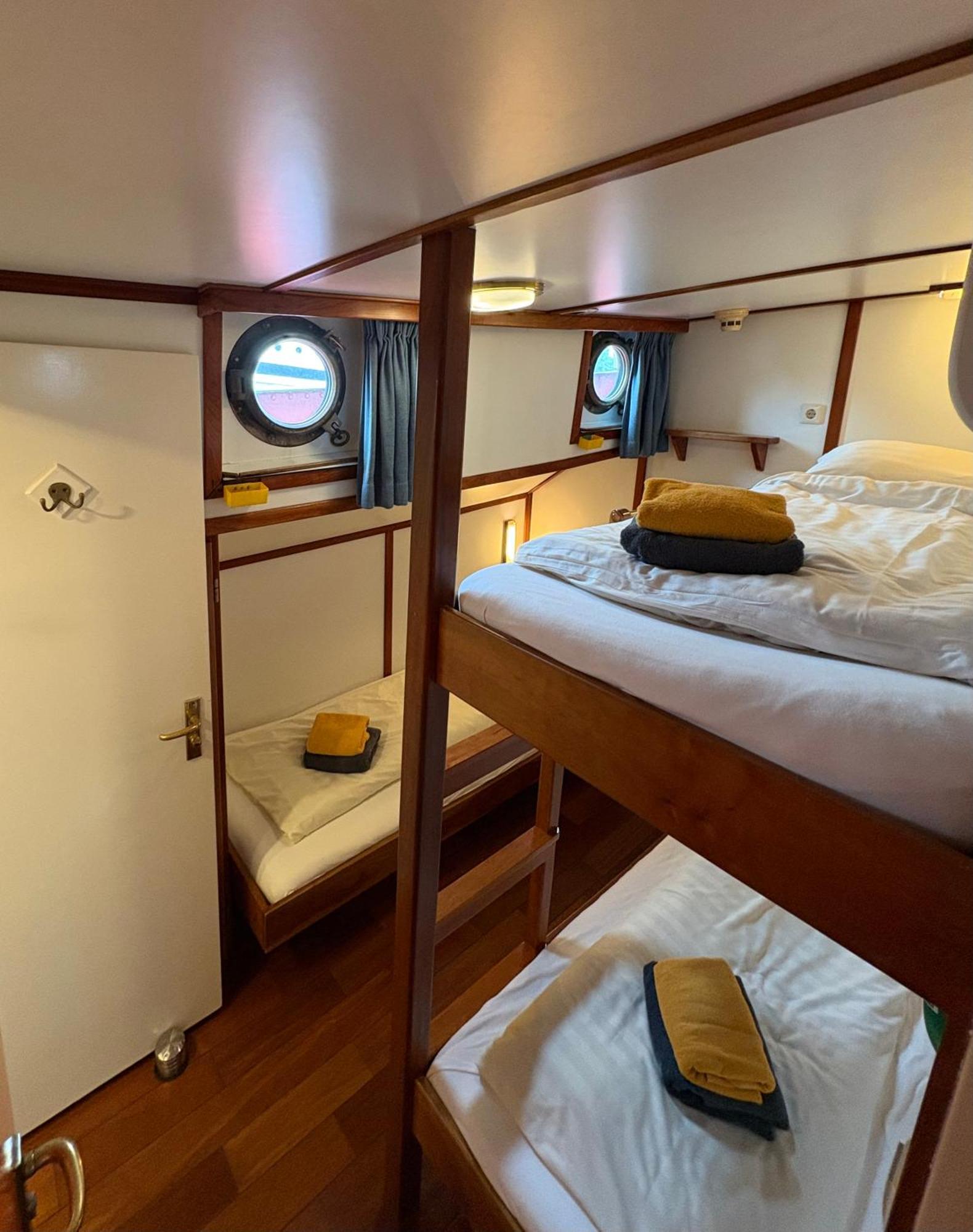 Hotelboot Zwaan Ámsterdam